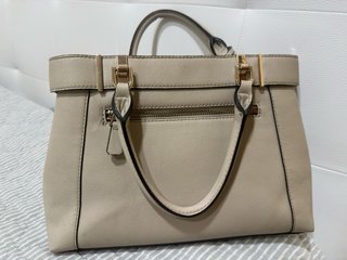 Bolso Guess Beige con Candado Dorado