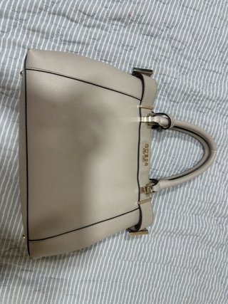 Bolso Guess Beige con Candado Dorado