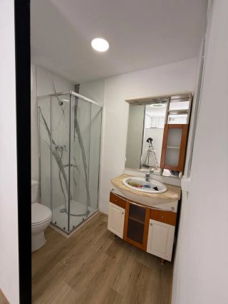 Alquilo Local u oficina con baño y ducha privado.