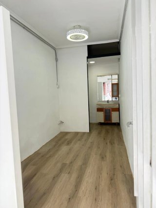 Alquilo Local u oficina con baño y ducha privado.