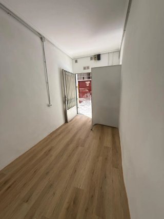 Alquilo Local u oficina con baño y ducha privado.