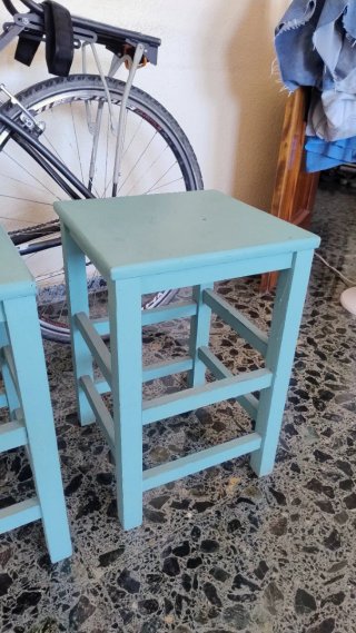Taburetes de madera color azulito clarito