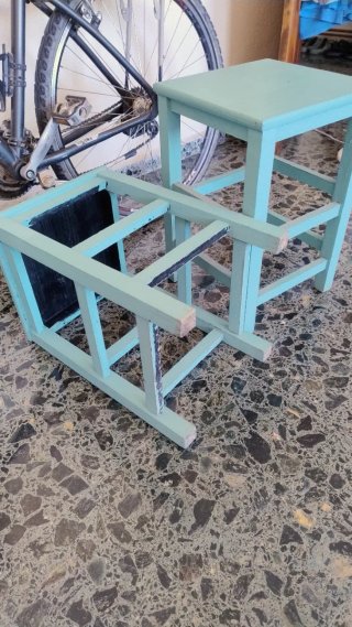 Taburetes de madera color azulito clarito