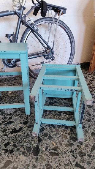 Taburetes de madera color azulito clarito