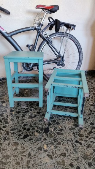 Taburetes de madera color azulito clarito