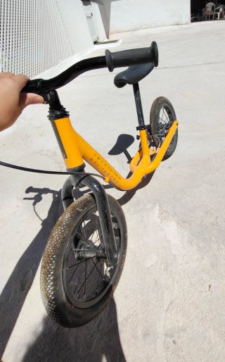 Bici sin pedales Btwin amarilla