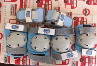 Conjunto protecciones niño patinar azul