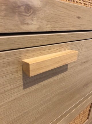 Cómoda de 4 cajones,ratán y tiradores de madera
