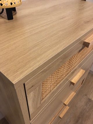 Cómoda de 4 cajones,ratán y tiradores de madera