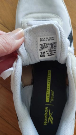 Zapatillas Reebok casual beige y blancas