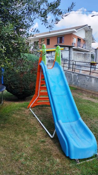 Scivolo per bambini blu con acqua