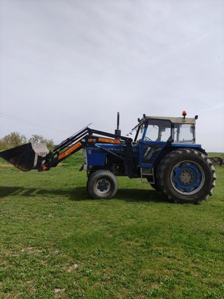 Tractor EBRO 6100