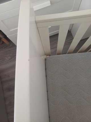 Cuna blanca con osito azul