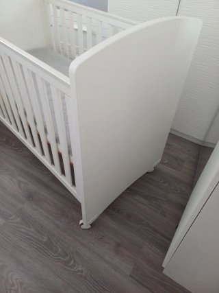 Cuna blanca con osito azul
