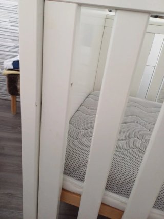 Cuna blanca con osito azul