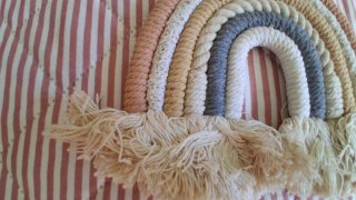 Adorno pared arcoíris macramé infantil