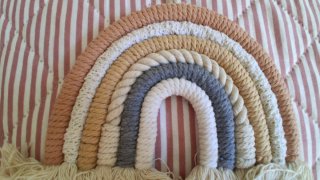 Adorno pared arcoíris macramé infantil