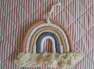 Adorno pared arcoíris macramé infantil