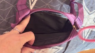 Bolso morado oscuro con múltiples bolsillos