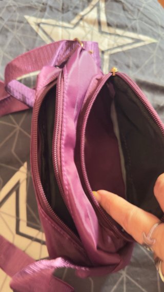 Bolso morado oscuro con múltiples bolsillos