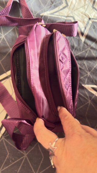 Bolso morado oscuro con múltiples bolsillos