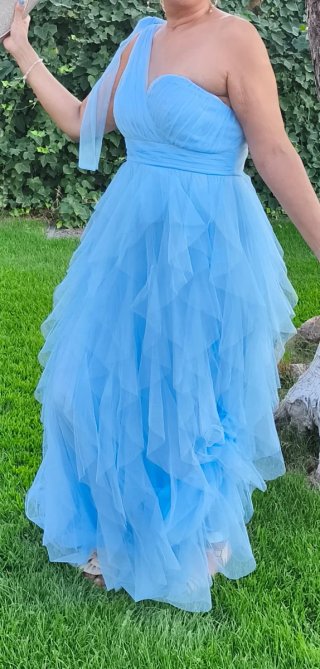Vestido largo azul con volantes