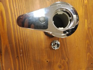 Dispenser per sapone liquido e gel in acciaio.