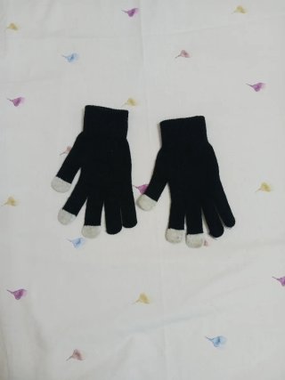 Guantes negros con puntas blancas