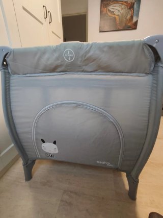 Cuna de bebé plegable con colchón