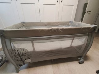 Cuna de bebé plegable con colchón