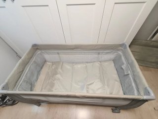Cuna de bebé plegable con colchón