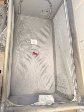 Cuna de bebé plegable con colchón