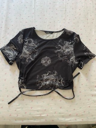 Crop top Shein estampado dragón Talla XS