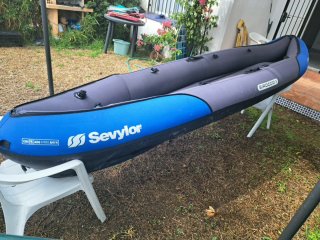 Kayak inflable azul y gris