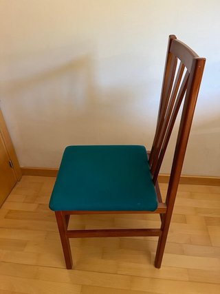 Sillas de madera con asiento de tela