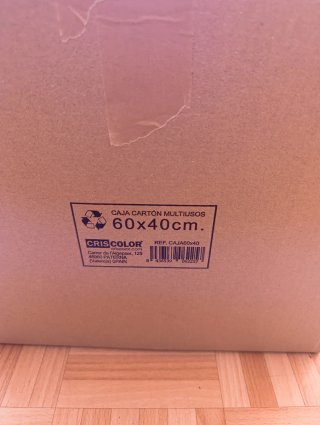 Caja con ropa de vestir