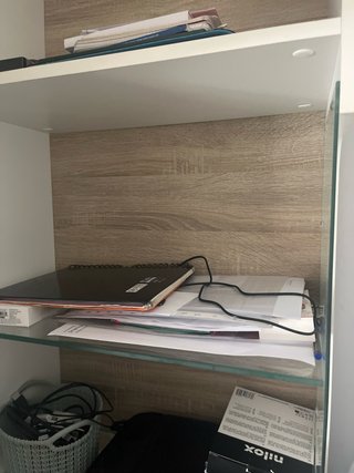 Vitrina blanca y madera
