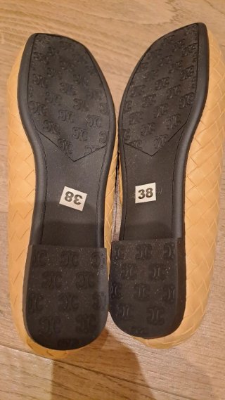 Scarpe da donna beige con design intrecciato