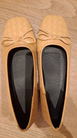 Scarpe da donna beige con design intrecciato