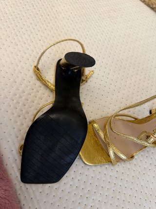 Zapatos de tacón dorados