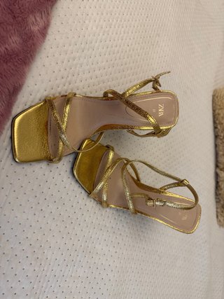 Zapatos de tacón dorados