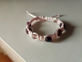 Pulsera artesanal de cristales morados