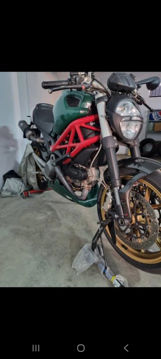 Ducati Monster 1100 con extras..