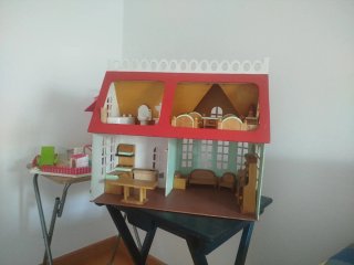 Casita de muñecas de juguete