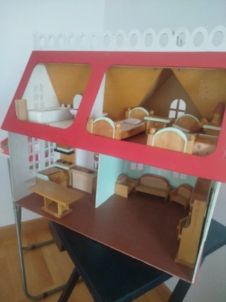 Casita de muñecas de juguete