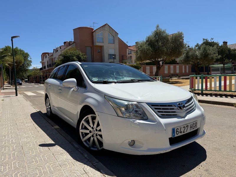 Toyota Avensis - foto 1