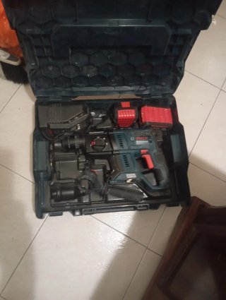 Taladro Bosch con 2 Baterías y Maletín