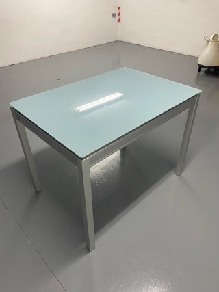 Mesa extensible cristal y metal