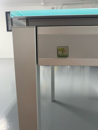 Mesa extensible cristal y metal