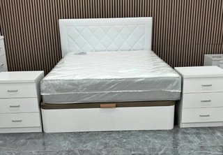 Offerta totale su set di divani letto + materassi o separatamente in liquidazione!